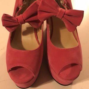 Pink pumps with bow